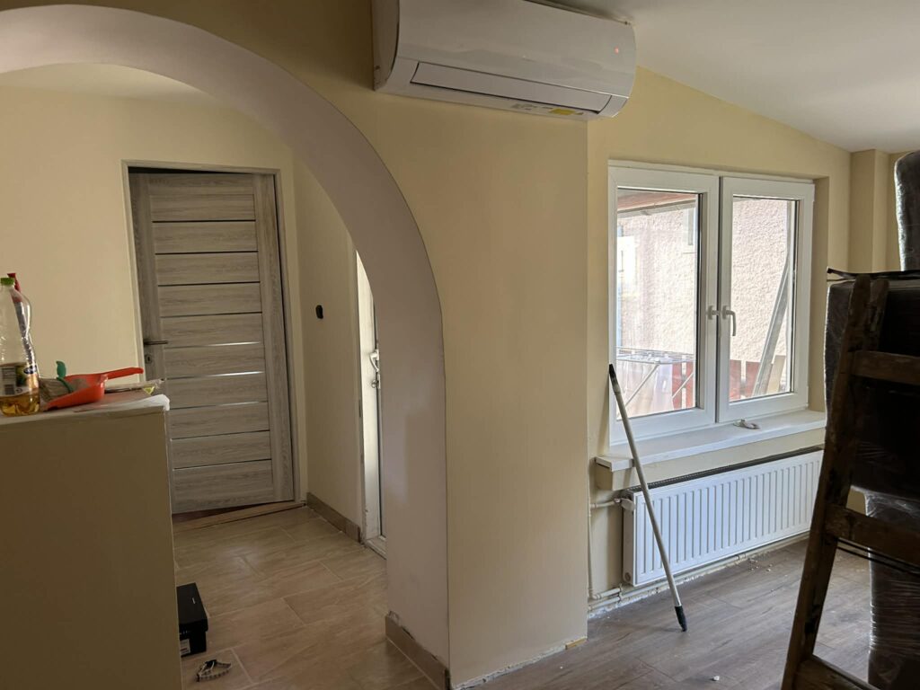 Felújítás után átadott, frissen festett modern nappali és konyha világos belső térrel